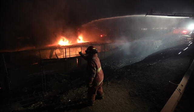 Incendio se registra cerca a la autopista Ramiro Prialé. / Créditos: Jorge Cerdan