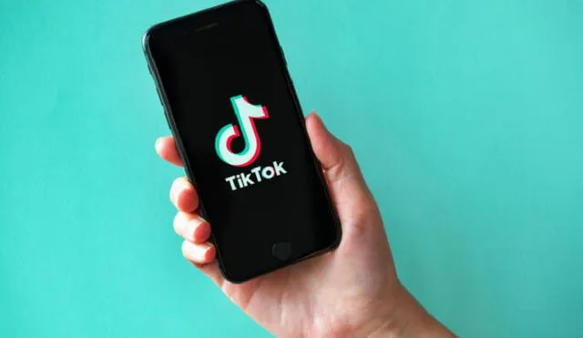 Para revertir un video de TikTok, la primera forma que puedes usar es la función de inversión predeterminada que tiene TikTok