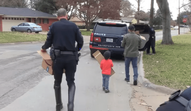 Niño que nació con medio corazón regala sus juguetes a un programa infantil de policías [VIDEO] 