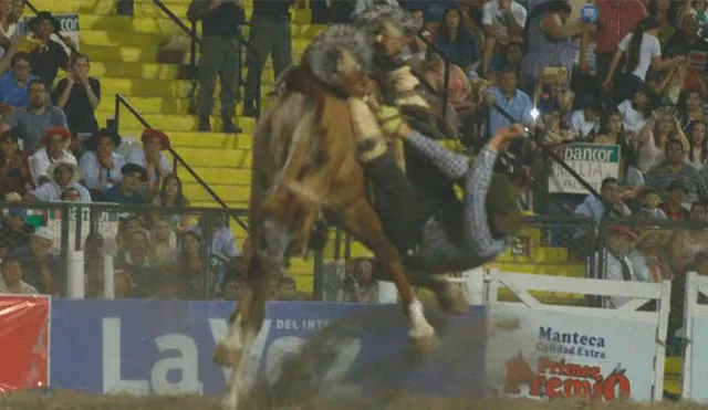 Jinete sufre violenta caída de su caballo durante competencia de doma [VIDEO]