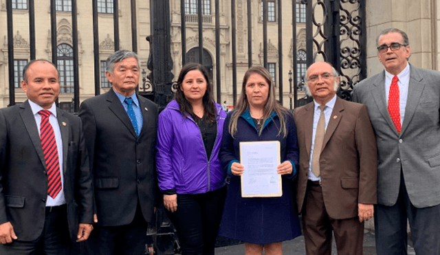 Fujimoristas llevan carta a Vizcarra de colectivo 'Con mis hijos no te metas' 