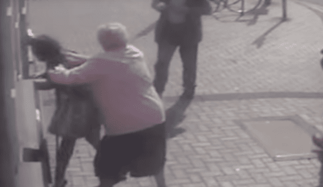 Dos hombres se quedaran viendo el incidente sin hacer nada por defender a la anciana. Foto: captura