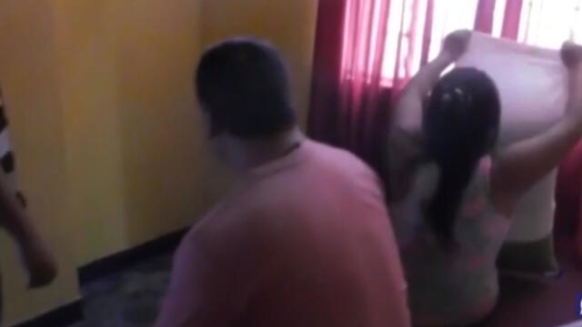 Hombres y mujeres fueron intervenidos en habitaciones, donde se encontró preservativos y dinero en efectivo. (Foto: Captura de video / Latina Noticias)