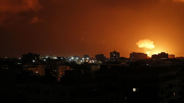El humo y las llamas aumentan después de que aviones de guerra pertenecientes al ejército israelí llevaran a cabo ataques aéreos sobre la ciudad de Gaza. Foto: MAHMUD HAMS / AFP.