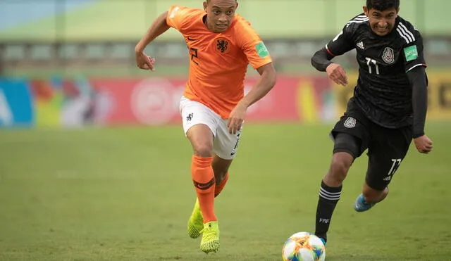 AME4761. BRASILIA (BRASIL), 14/11/2019.- El jugador México Arturo Delgado (d) disputa un balón con Youri Regeer de Países Bajos este jueves en el partido de las semifinales de la Copa Mundial Sub-17 entre México y Países Bajos en el estadio Bezerrao en la ciudad de Gama, cerca a Brasilia (Brasil). EFE/Joédson Alves