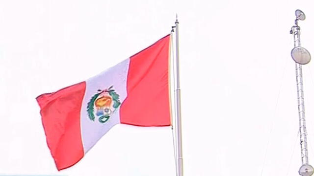 Por error, izaron al revés la bandera del Perú. Créditos: Captura Canal N.