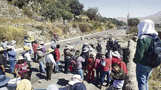 protesta. Con bloqueo de carretera, agricultores demandan cumplimiento de compromisos a la minera Quellaveco.