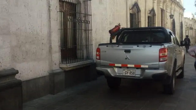 #YoDenuncio: conductor invade vía pública al estacionar vehículo 