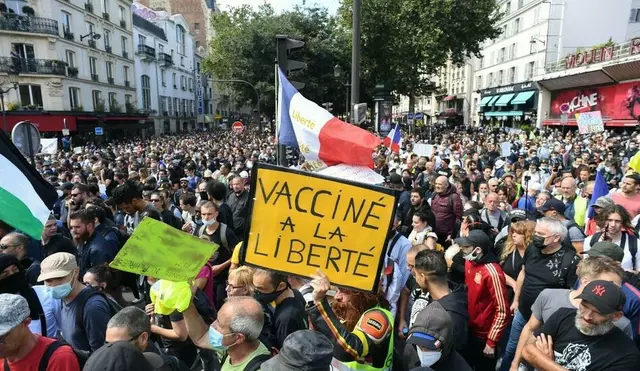 Los manifestantes salieron con carteles y pancartas en protesta de la vacunación obligatoria contra el COVID-19. Foto: Alain Jocard / AFP