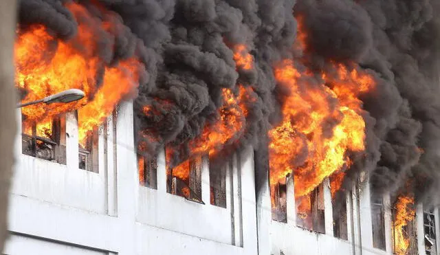 Ciudadanos informan de dos grandes incendios en Lima [VIDEOS Y FOTOS]