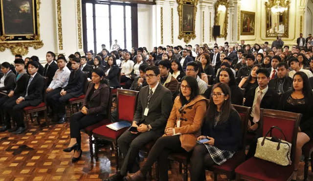 La ceremonia de graduación fue Salón de los Espejos del Palacio Municipal de Lima.