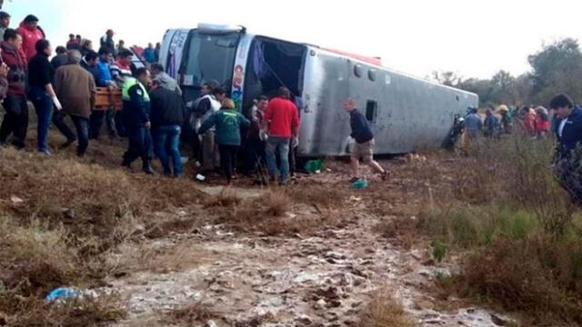 El autobús se dirigía a Termas Río Hondo cuando volcó. Estiman que se debió a la espesa niebla. Foto: Clarín.