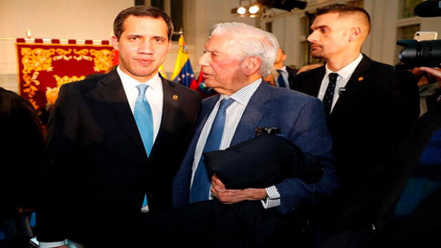 El presidente encargado de Venezuela, Juan Guaidó (i), junto al escritor Mario Vargas Llosa (d), en el Ayuntamiento de Madrid. Foto: EFE