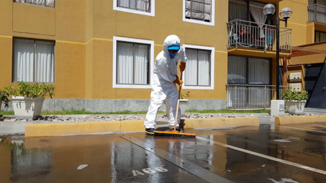 Personal municipal continúa con la desinfección de las vías peatonales. Foto: URPI-GLR.