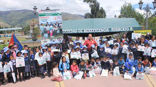Huancayo: reparten más de 4 mil kits escolares en sectores vulnerables