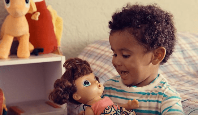 Hasbro lanza campaña para promover paternidad responsable mediante el juego con muñecas [VIDEO]