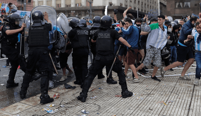 En los alrededores de la Casa Rosada hubo algunos disturbios entre la policía y los hinchas que fueron a despedirse de Maradona. Foto: EFE/Juan Ignacio Ronconori.
