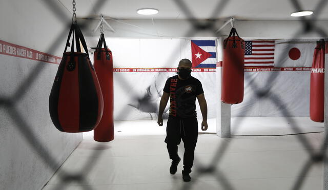 Iván 'Pitbull' Iberico, entrenador de peleadores de UFC, en el tatami de su escuela, Pitbull Martial Arts Center. Ahora vende implementos deportivos. Foto: Antonio Melgarejo.