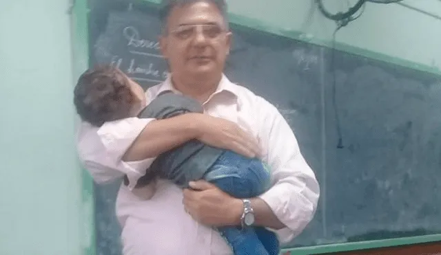 Facebook viral: profesor que dictó clases cargando al bebé de una alumna es admirado en redes [FOTOS]