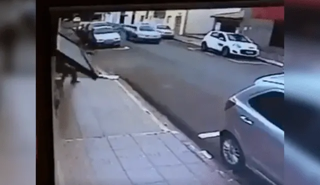 Cámara de seguridad de una calle captó el insólito incidente que sufrió el hombre cuando caminaba tranquilamente por una acera. La escena se hizo viral en Facebook