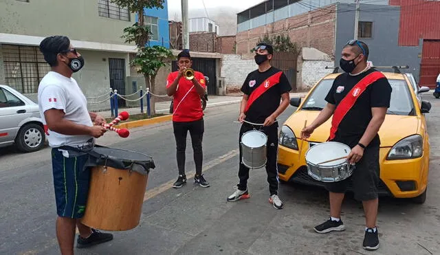 Hinchas de la selección peruana celebraron a las afueras de la casa de los familiares de Gianluca Lapadula. Foto: María Pía Ponce / URPI-GLR