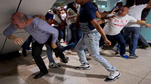 Con indumentaria alusiva al chavismo, los colectivos arremetieron contra las personas que esperaban a Juan Guaidó. Foto: EFE