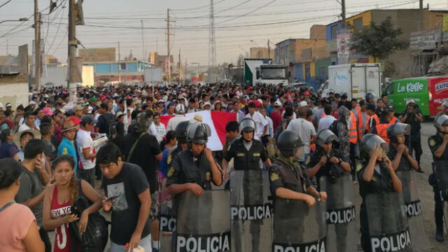 Pobladores marchan para exigir obras en vías de Chosica
