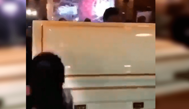Video es viral en YouTube. El peculiar ingresó de la mujer fue ovacionado por algunos asistentes e internautas, quienes celebraron la “épica entrada” de la novia