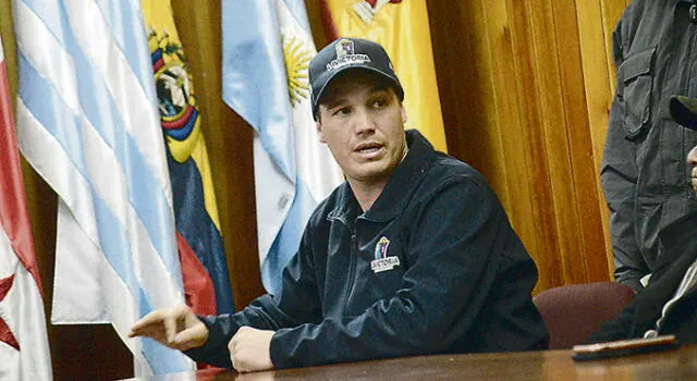 reunión. George Forsyth se reunió con autoridades de la Municipalidad Provincial de Puno. Entregó frazadas a pobladores.