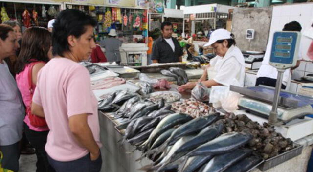 Consumir pescado envuelto en periódico es perjudicial para la salud, advierte sanipes  