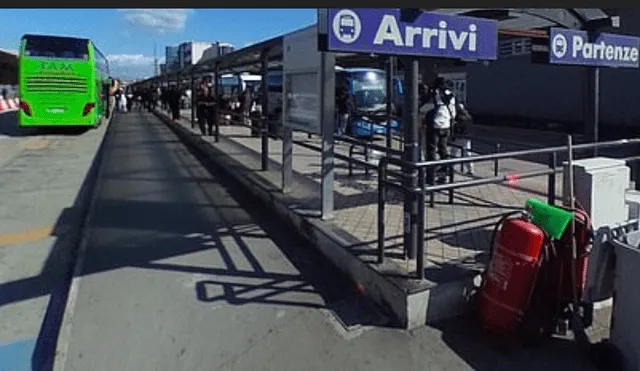 El ataque ocurrió en la parada de autobús Corso Arnaldo Lucci Metropark en Nápoles, Italia. (Foto: Difusión)