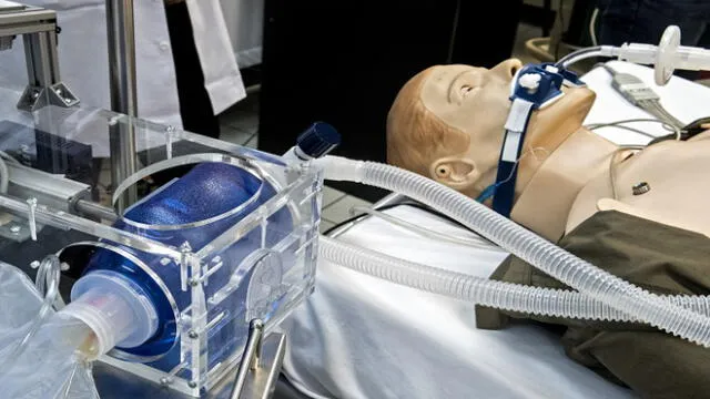 A mechanical ventilator developed in the University of Costa Rica (UCR) to be used for patients infected with CIVID-19, is tested in San Jose, on April 2, 2020. - Universities and investigations centres in Costa Rica, Guatemala, Honduras and El Salvador have advanced on the creation of prototypes of artificial ventilators, which if approved by sanitary authorities, could be manufactured by private companies for local hospitals in case of an explosion of the cases of the new coronavirus. (Photo by Ezequiel BECERRA / AFP)