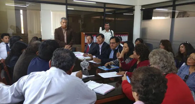Profesores de Arequipa reclaman a gobierno regional pago completo de deuda social