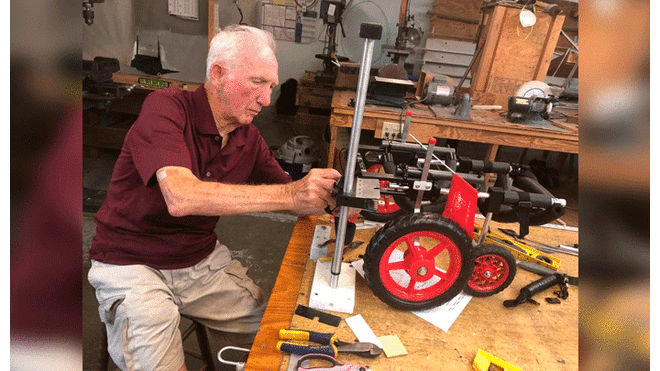 Veterinario de 90 años fabrica sillas de ruedas para ayudar a mascotas