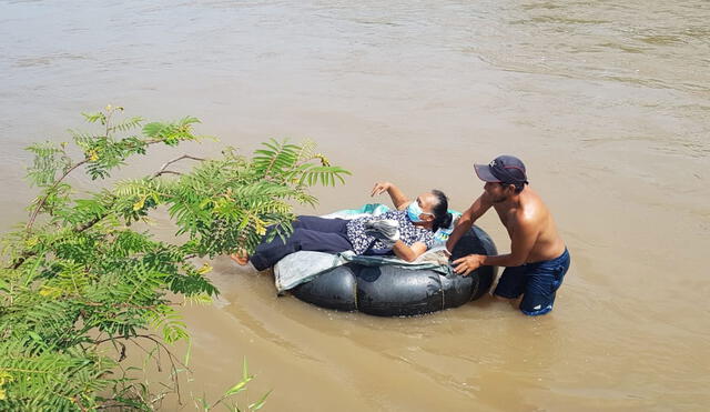 Moradores cruzan en cámaras de llantas.