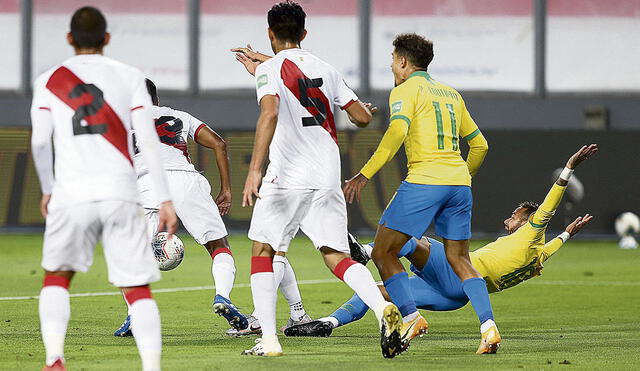 Polémica. Neymar cayendo luego de que Yotún le jaló la camiseta. Fotos: Pool de fotoperiodistas del Perú