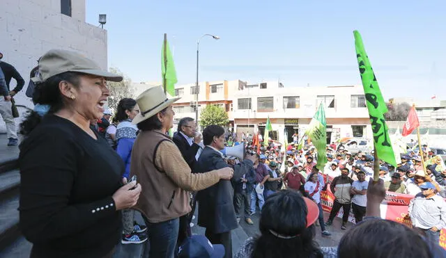 PROTESTA. Un grupo de trabajadores de Construcción Civil y pobladores de asociaciones marcharon por el Cercado.