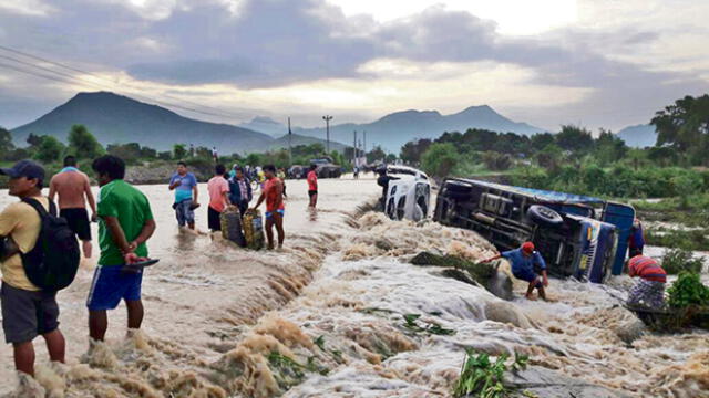Quebrada arrastra camión y minivan con hinchas de Alianza Lima