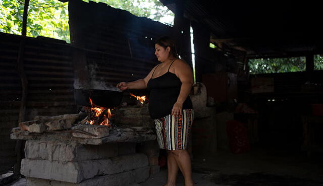 Raquel Barrera perdió a su familia por el coronavirus en El Salvador. Foto:AFP