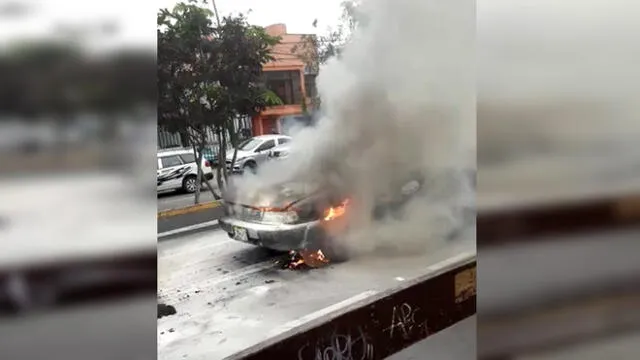 Surquillo: auto se incendia en vía pública y peatones temen explosión [VIDEO]