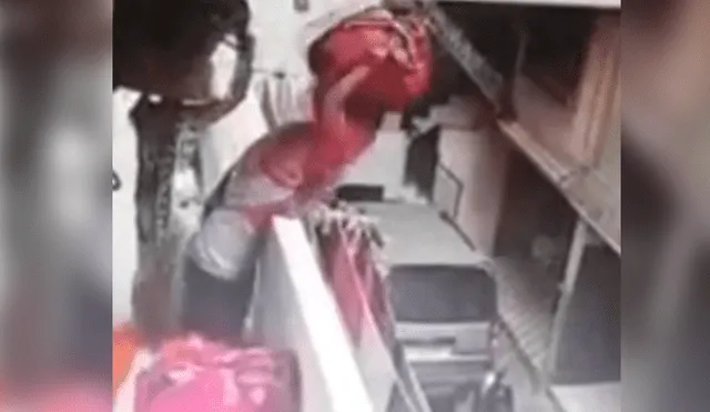 YouTube: vendedora perdió el equilibrio en el balcón y cayó al vacío frente a todos [VIDEO]