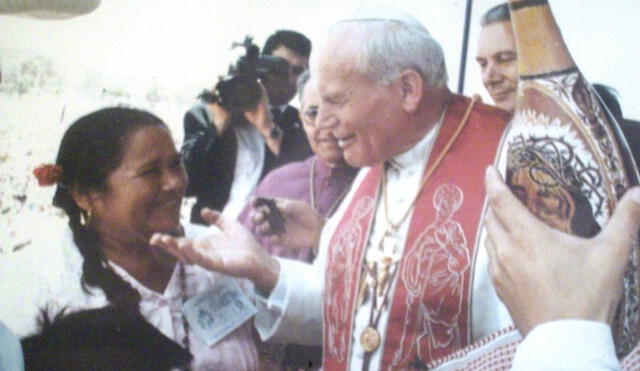 El cuadro más valioso que Josefa conserva es éste cuando le da una ofrenda al Papa Juan Pablo II. Es la única de dos reliquias que tenía de él. Foto: Difusión.
