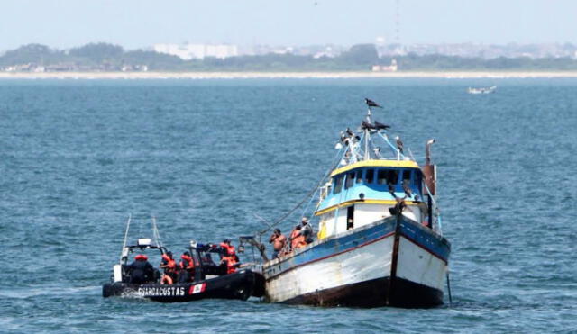 Ministro Giuffra interviene embarcación que no tenía permiso de zarpe ni de pesca
