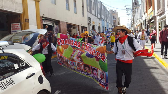 Payasos de Arequipa celebran su día con corso [FOTOS] 