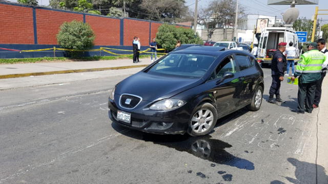 Robo del auto ocurrió frente al colegio Recoleta, donde los hampones dejaron una auto negro y un arma de fuego. (Foto: Grace Mora / La República)