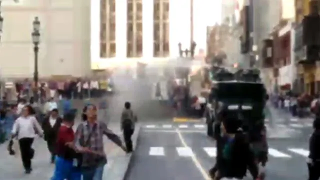 PNP lanzó agua y bombas lacrimógenas durante protesta de profesores del Sutep [VIDEO]