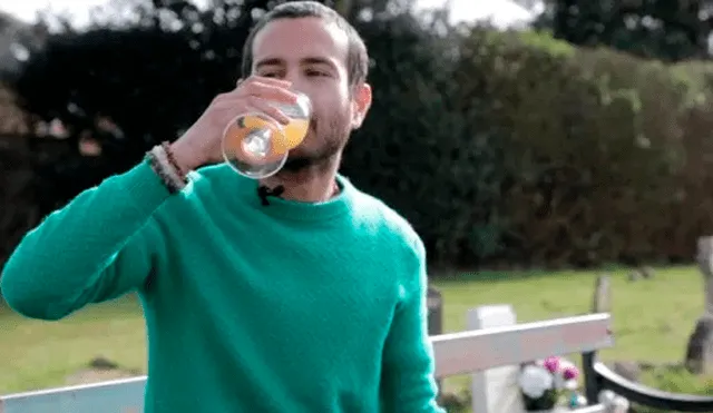 Hombre bebe su orina todos los días y dice que “se siente mejor que nunca” [VIDEO] 