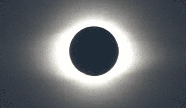 Después de que la Luna cubriese por completo el Sol, empieza a notarse la corona solar otra vez. Foto: Captura ESO