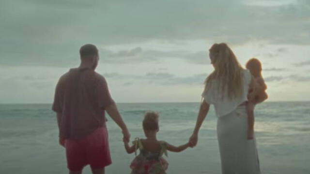 En la parte final de la producción audiovisual, el famoso compositor y su esposa caminan en una playa junto sus dos hijos.| Foto: Captura VEVO