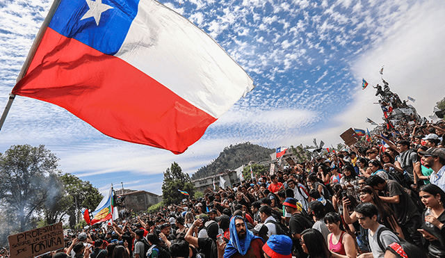 En el sur. El lente de Jorge Cerdán registró la masiva protesta de los chilenos.